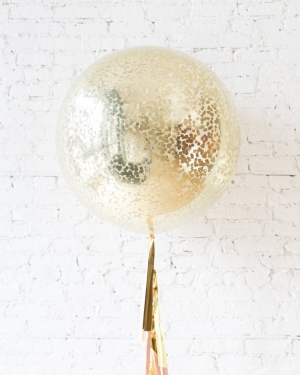Большой шар с квадратным конфетти золотым на гирлянде