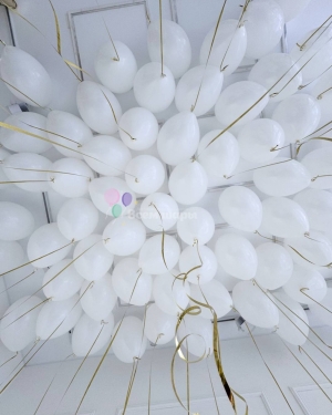 Шары под потолок белые с золотыми лентами