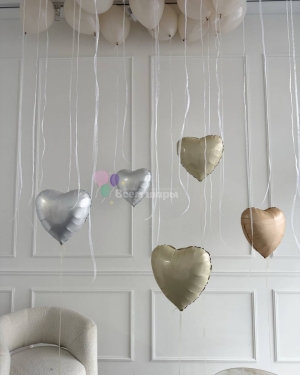 Шары под потолок бежевые с сердцами