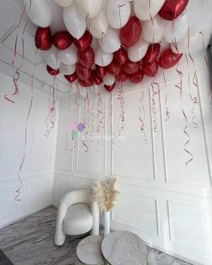 Шары под потолок для девушки красно-белые