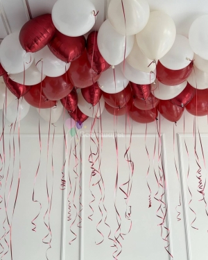 Шары под потолок для девушки красно-белые
