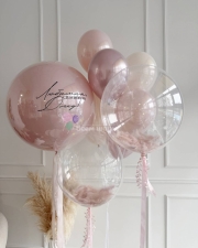 Фонтан из воздушных шаров с надписью на Выписку девочке