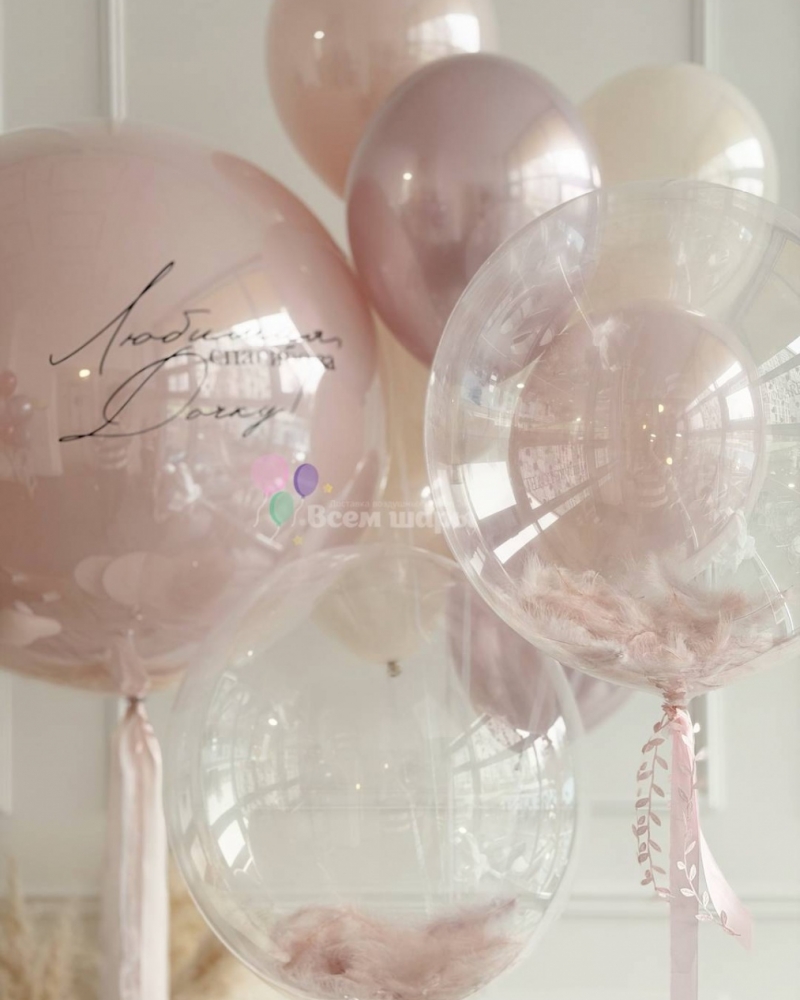 Фонтан из воздушных шаров с надписью на Выписку девочке