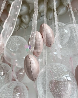 Шары для девушки нежно-розовые с шарами под потолок