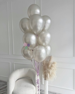 Фонтан из белых шаров девушке на день рождения