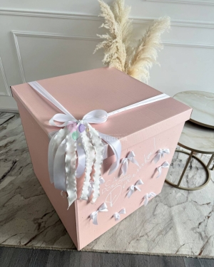 Коробка для девочки на день рождения с бантиками