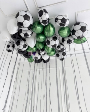 Шары под потолок для мальчика с футбольными мячами