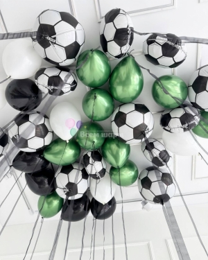 Шары под потолок для мальчика с футбольными мячами