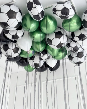 Шары под потолок для мальчика с футбольными мячами