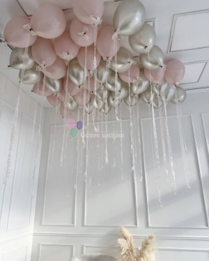 Шары под потолок для девушки с ажурными лентами