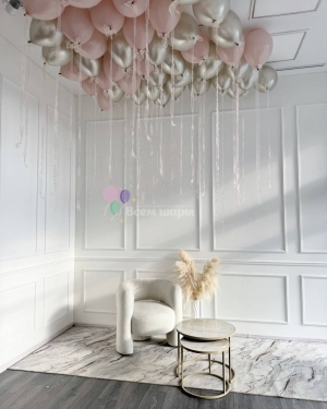 Шары под потолок для девушки с ажурными лентами