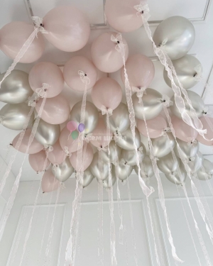 Шары под потолок для девушки с ажурными лентами