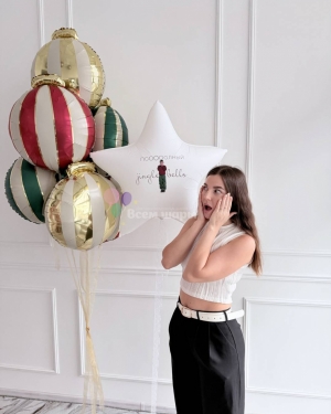 Шары на Новый год с елочными игрушками